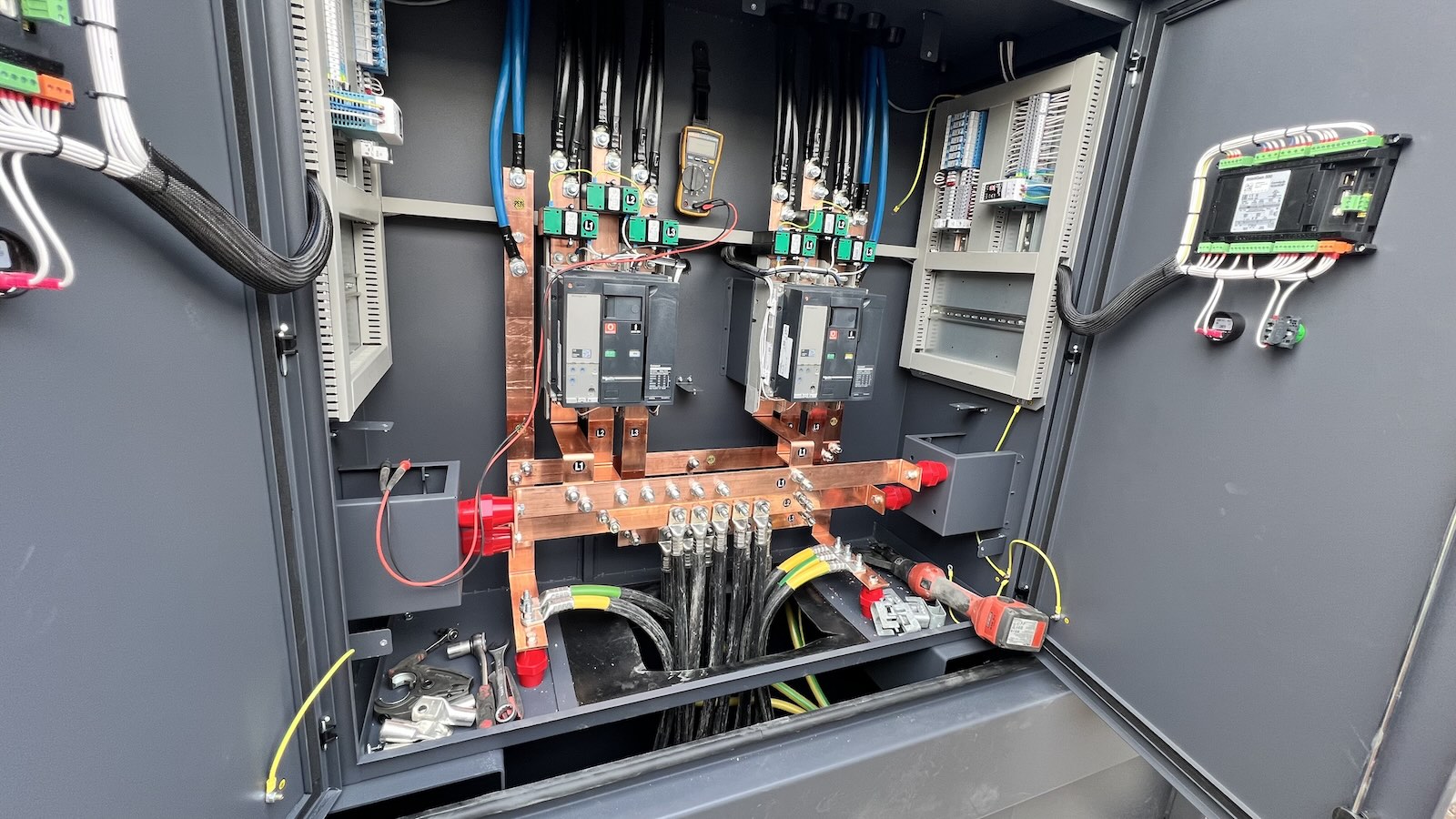 Vnitřní provedení rozvaděče a silové části