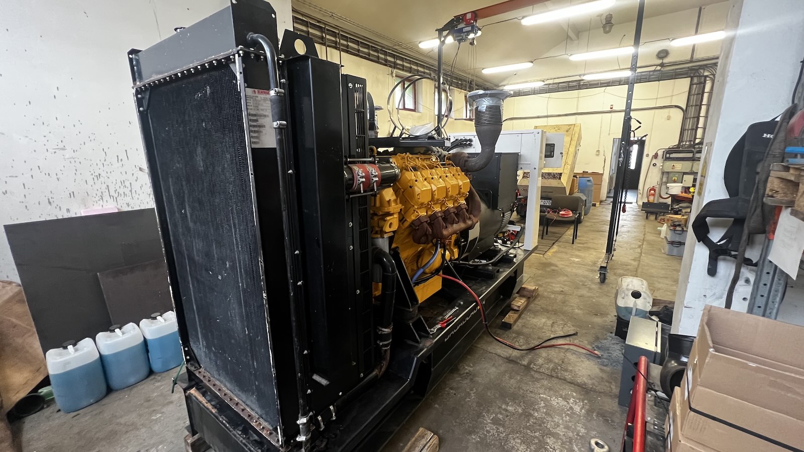 Technologická práce na generátoru v dílně